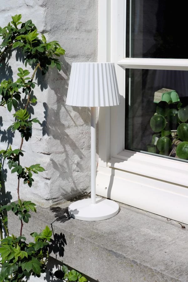 Lucide JUSTINE - Lampe de table Rechargeable Intérieur/Extérieur - Batterie/Piles - LED Dim. - 1x2W 2700K - IP54 - Avec station de charge sans fil - Blanc - ambiance 1